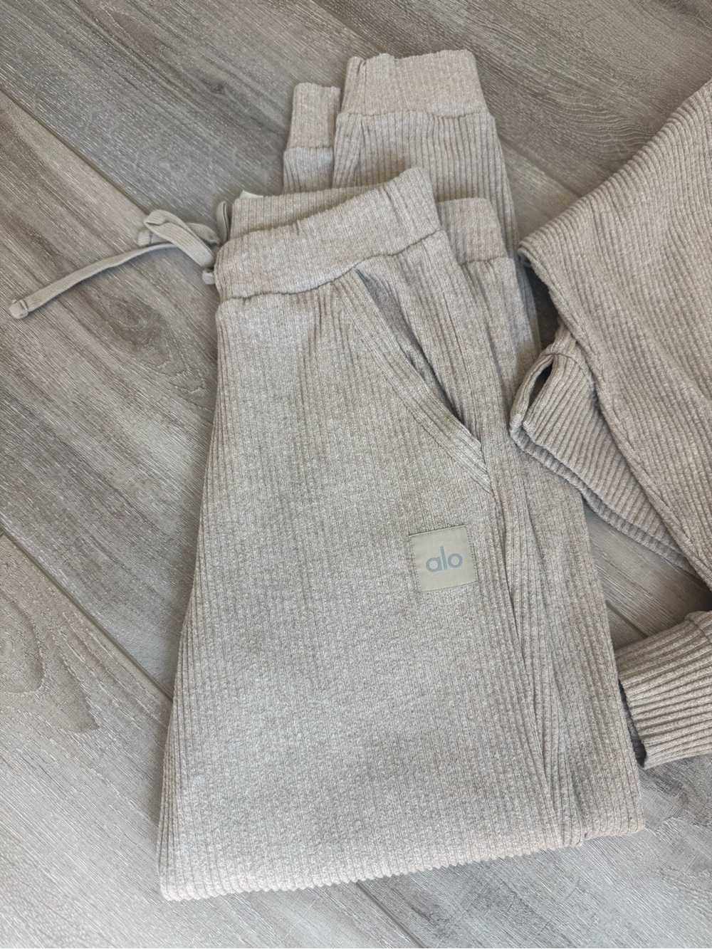 Alo muse beige hoodie and jogger Ribbed set. - Picture 2 of 9